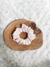 Charger l'image dans la galerie, Classic Scrunchie - Sandcastle