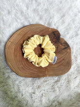 Lade das Bild in den Galerie-Viewer, Classic Scrunchie - Lemon
