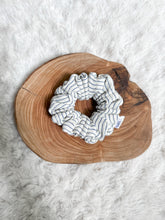 Lade das Bild in den Galerie-Viewer, Classic Scrunchie - Sailor
