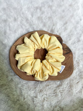 Lade das Bild in den Galerie-Viewer, Classic Scrunchie - Lemon
