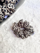 Load image into Gallery viewer, Classic Scrunchie - Beige Cheetah
